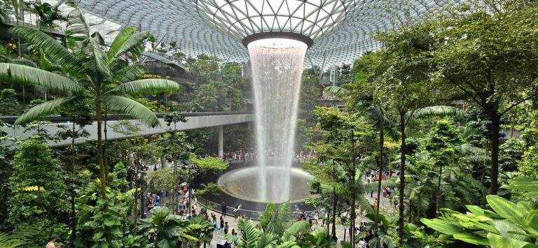 Flughafen mit Wasserfall